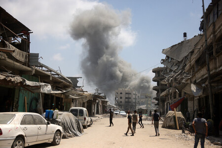 イスラエルの攻撃で立ち上る煙＝８日、パレスチナ自治区ガザ北部ガザ市（ＡＦＰ時事）