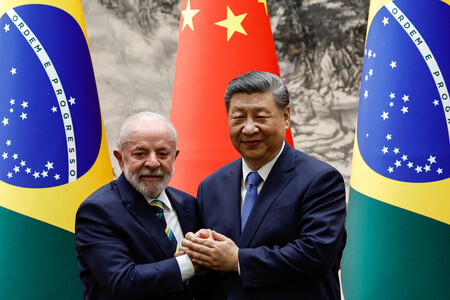 中国の習近平国家主席（右）とブラジルのルラ大統領＝５月１３日、北京（ＡＦＰ時事）