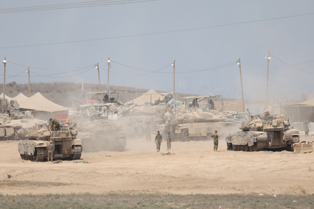 イスラエル南部のガザ国境付近で目撃されたイスラエル軍の装甲車両=12日(EPA時事)