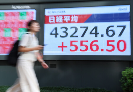 初めて4万3000円を上回った日経平均株価の終値を示すモニター=13日午後、東京都中央区