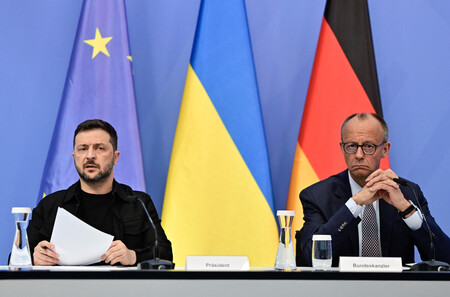 13日、ベルリンで欧州首脳らとのオンライン会合に臨むメルツ独首相(右)とウクライナのゼレンスキー大統領(AFP時事)