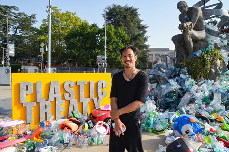 プラスチック汚染に警鐘を鳴らす像を制作したベンジャミン・フォンウォンさん＝１３日、スイス・ジュネーブ