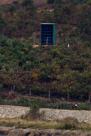 韓国の京畿道坡州市側から見た北朝鮮のラウドスピーカー=2024年10月、南北軍事境界線付近(EPA時事)