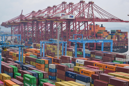 中国・浙江省寧波の港に積み上がった貨物コンテナ=5月28日(AFP時事)