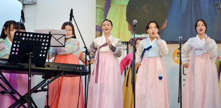 日本と韓国の文化交流イベント「日韓交流おまつり」で、朝鮮半島の民族衣装「韓服」を身にまとい、日韓の合唱曲を披露する両国の高校生ら=2023年9月、東京都世田谷区