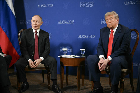 １５日、米アラスカ州アンカレジで会談に臨むトランプ米大統領（右）とロシアのプーチン大統領（ＡＦＰ時事）