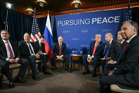 １５日、米アラスカ州アンカレジで会談に臨むロシア代表団（左）と米国代表団（ＡＦＰ時事）
