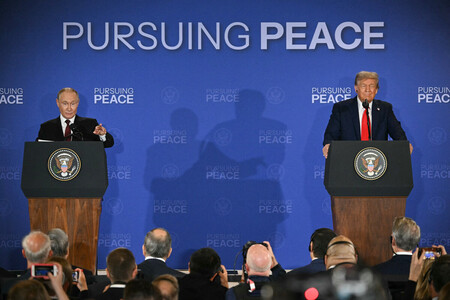 １５日、米アラスカ州アンカレジで記者会見するロシアのプーチン大統領（左）とトランプ米大統領（ＡＦＰ時事）