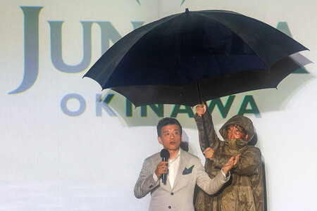 ジャングリア沖縄の開業前夜セレモニーであいさつするマーケティング会社「刀（かたな）」の森岡毅代表（左）＝７月２４日、沖縄県今帰仁村