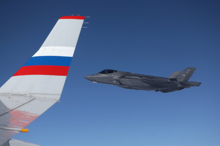 １５日、プーチン大統領が乗るロシア政府専用機を護衛する米ステルス戦闘機（ロシア国営通信社スプートニク提供）（ＡＦＰ時事）