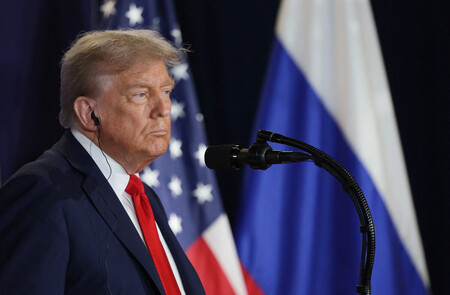 15日、米アラスカ州アンカレジで、ロシアのプーチン大統領との共同記者発表に臨むトランプ大統領(AFP時事)