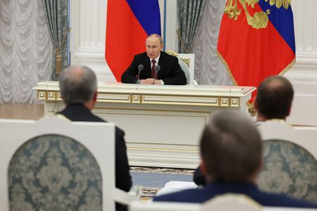 １６日、モスクワのクレムリンで会議を開き、米ロ首脳会談の結果を報告するロシアのプーチン大統領（ＥＰＡ時事）