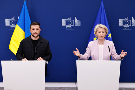 17日、ベルギー・ブリュッセルの欧州連合(EU)本部で記者会見するウクライナのゼレンスキー大統領(左)とEUのフォンデアライエン欧州委員長(AFP時事)