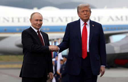 握手するロシアのプーチン大統領（左）とトランプ米大統領＝１５日、アラスカ州アンカレジ（ＡＦＰ時事）