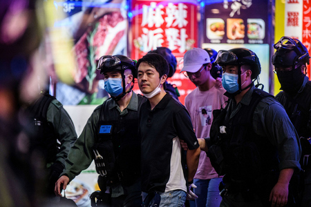 民主化集会で香港警察に拘束された許智峯氏（中央）＝２０２０年６月、香港（ＡＦＰ時事）