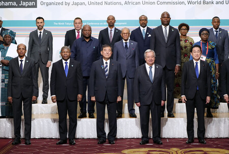 アフリカ開発会議（ＴＩＣＡＤ）の開幕を前に、各国首脳らと写真に納まる石破茂首相（前列中央）＝２０日午後、横浜市西区（代表撮影）