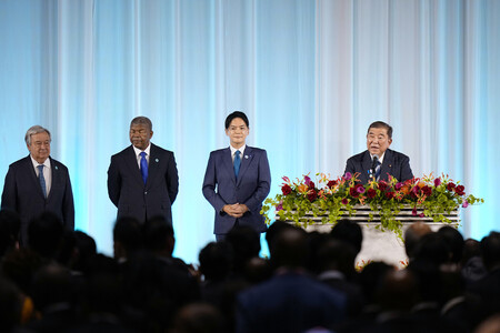 アフリカ開発会議（ＴＩＣＡＤ）の歓迎レセプションであいさつする石破茂首相（右端）＝２０日午後、横浜市（代表撮影）