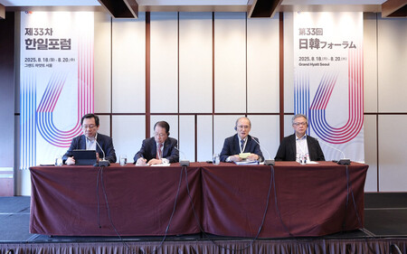 ２０日、ソウルで記者会見を開き、「日韓・韓日フォーラム」の共同声明を発表する柳明桓元韓国外相（中央左）と長嶺安政元駐韓日本大使（同右）ら（韓国国際交流財団提供・時事）