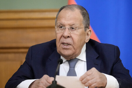 20日、モスクワで記者会見するロシアのラブロフ外相(AFP時事)