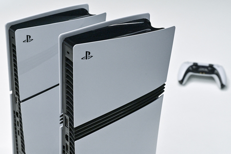 ソニーのプレイステーション(PS)5(左)とPS5プロ(AFP時事)