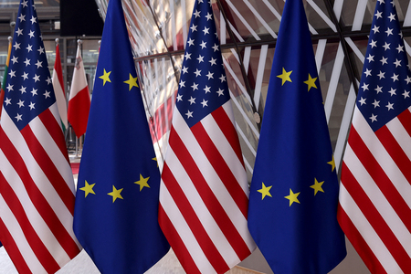 米国旗とＥＵ旗（ＡＦＰ時事）