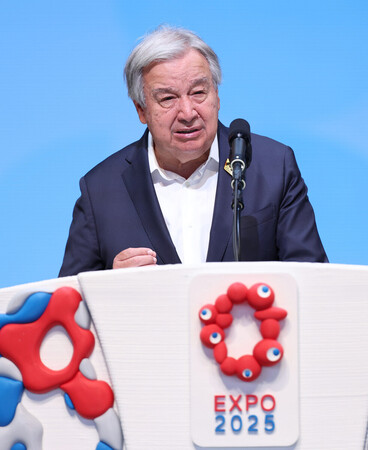 「国連スペシャルデー」の式典でスピーチするグテレス国連事務総長＝２２日午前、大阪市此花区