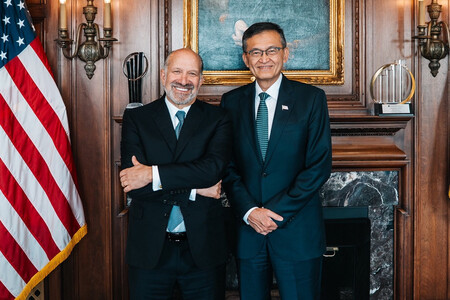 ラトニック米商務長官(左)とインテルのタン最高経営責任者(CEO)(ラトニック氏のXより・時事)