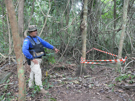 タイ・カンボジア国境地域で、タイ軍兵士が対人地雷を踏んで負傷した地点を示す同軍関係者=20日