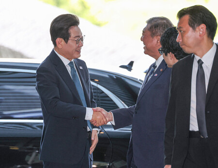 日韓首脳会談のため来日した韓国の李在明大統領(左)と出迎える石破茂首相(左から2人目)=23日午後、首相官邸