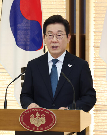 日韓共同記者発表で発言する韓国の李在明大統領=23日午後、首相官邸