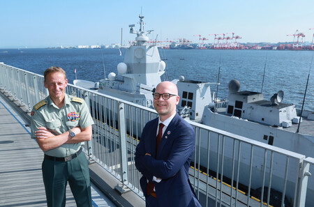 ノルウェー海軍のフリゲート艦「ロアール・アムンセン」の前で撮影に応じるノルウェー軍のアイリク・クリストファーセン司令官（左）とアンドレアス・フロム国防副大臣＝２０日、東京都江東区