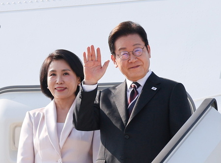 訪日日程を終え、羽田空港から米国へ出発する韓国の李在明大統領(右)=24日、東京都大田区(EPA時事)