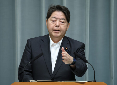 記者会見する林芳正官房長官=25日午前、首相官邸