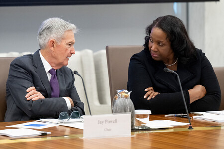 米連邦準備制度理事会(FRB)のパウエル議長(左)と話すクック理事=6月25日(AFP時事)