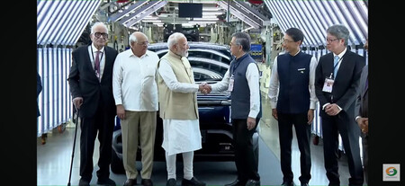 ２６日、インド西部グジャラート州にある自動車大手スズキの傘下工場で握手するモディ首相（中央左）と同社の鈴木俊宏社長（スズキ提供）