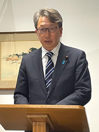 ２６日、オーストラリアの最大都市シドニーで記者会見する平将明サイバー安全保障担当相