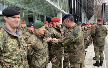 リトアニア・ビリニュスに駐留するドイツ軍兵士=4月1日(dpa時事)