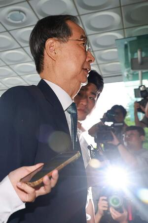19日、韓国ソウル高等検察庁に入る韓悳洙前首相(EPA時事)
