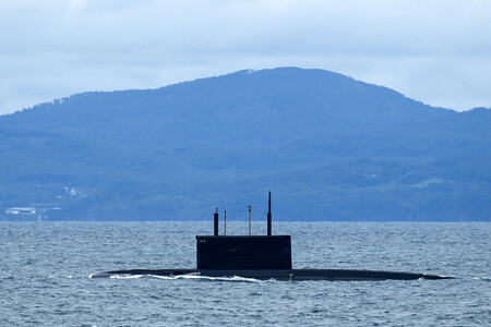 ロシア極東ウラジオストク沖で軍事演習に参加するロシアの潜水艦＝２０２２年９月（ＡＦＰ時事）