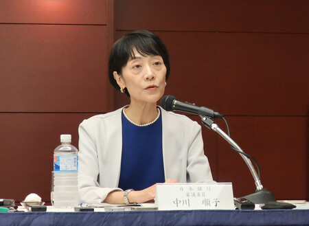 記者会見する日銀の中川順子審議委員=28日午後、山口県下関市