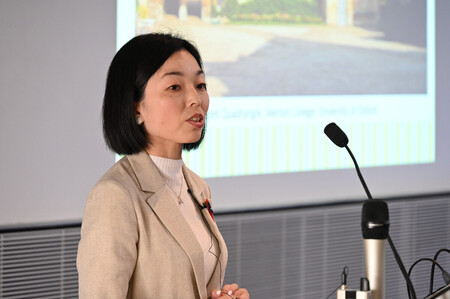 講演される三笠宮家の彬子さま=28日、英南部オックスフォード