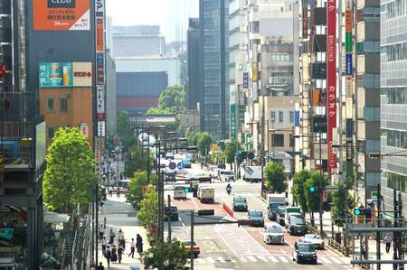 １８日、東京・浜松町駅周辺の街並み