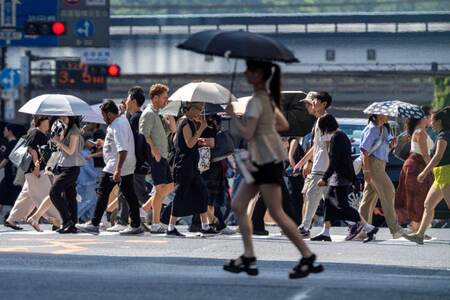 ７月２４日、東京都内を歩く人たち（ＡＦＰ時事）