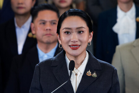 ２９日、タイ憲法裁判所から首相職失職を言い渡された後、バンコクの政府庁舎で記者会見するペートンタン氏（ロイター時事）
