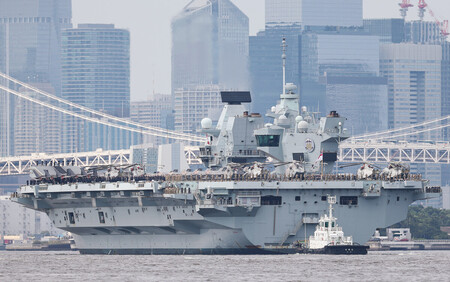 東京国際クルーズターミナルに寄港した英海軍の空母「プリンス・オブ・ウェールズ」=28日、東京都大田区から撮影