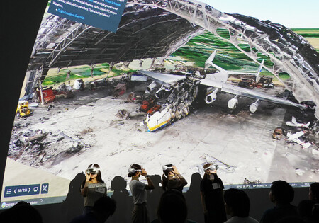 大阪・関西万博の国連パビリオンで、スクリーンに映し出されたウクライナのAN225輸送機「ムリヤ」の画像=29日午後、大阪市此花区