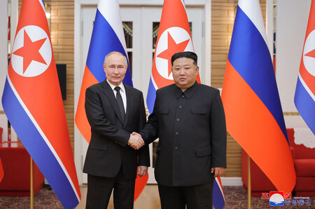 握手するロシアのプーチン大統領(左)と北朝鮮の金正恩朝鮮労働党総書記=2024年6月、平壌(AFP時事)
