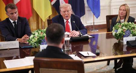 ウクライナや欧州連合(EU)主要国首脳らと会談するトランプ米大統領(中央)=18日、ワシントン(AFP時事)