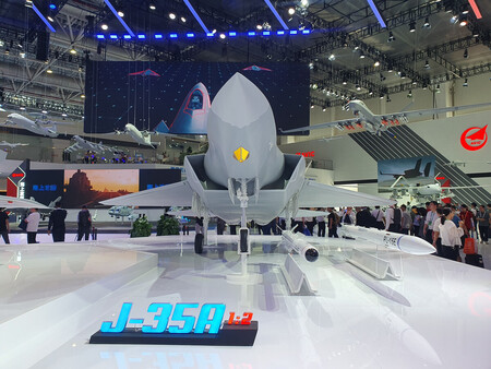 中国の最新鋭ステルス戦闘機「殲３５（Ｊ３５）」の模型＝２０２４年１１月、中国広東省珠海市
