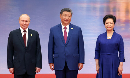 8月31日、中国・天津で開幕した上海協力機構(SCO)首脳会議に出席したロシアのプーチン大統領(左)と中国の習近平国家主席夫妻(EPA時事)